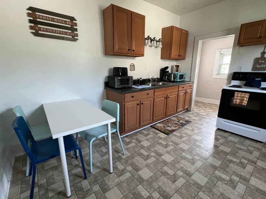 The Purple Door Apt In The Heart Of Radford City Екстериор снимка