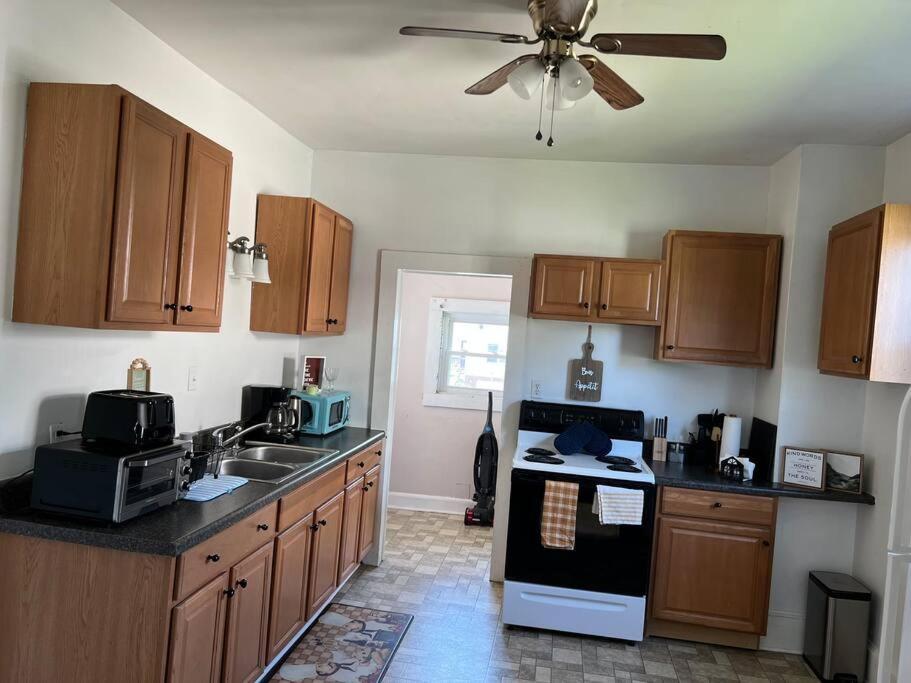 The Purple Door Apt In The Heart Of Radford City Екстериор снимка