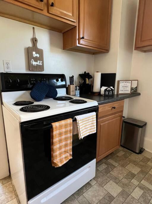 The Purple Door Apt In The Heart Of Radford City Екстериор снимка