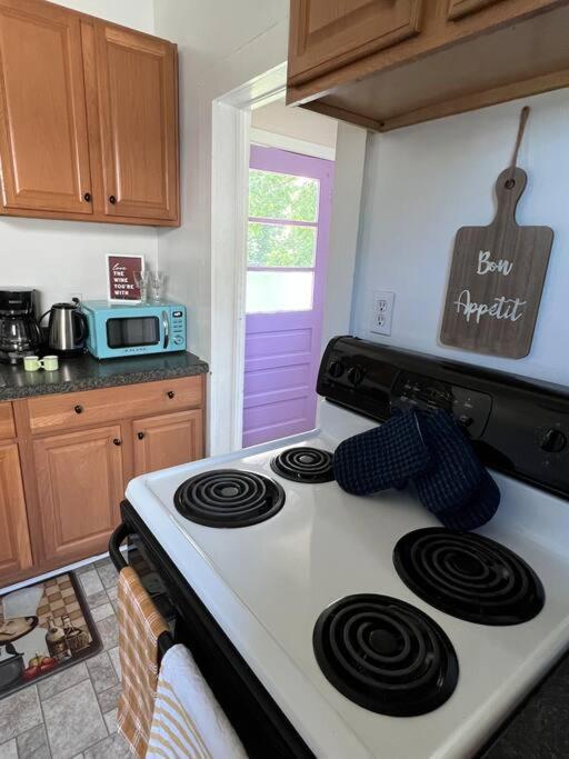The Purple Door Apt In The Heart Of Radford City Екстериор снимка